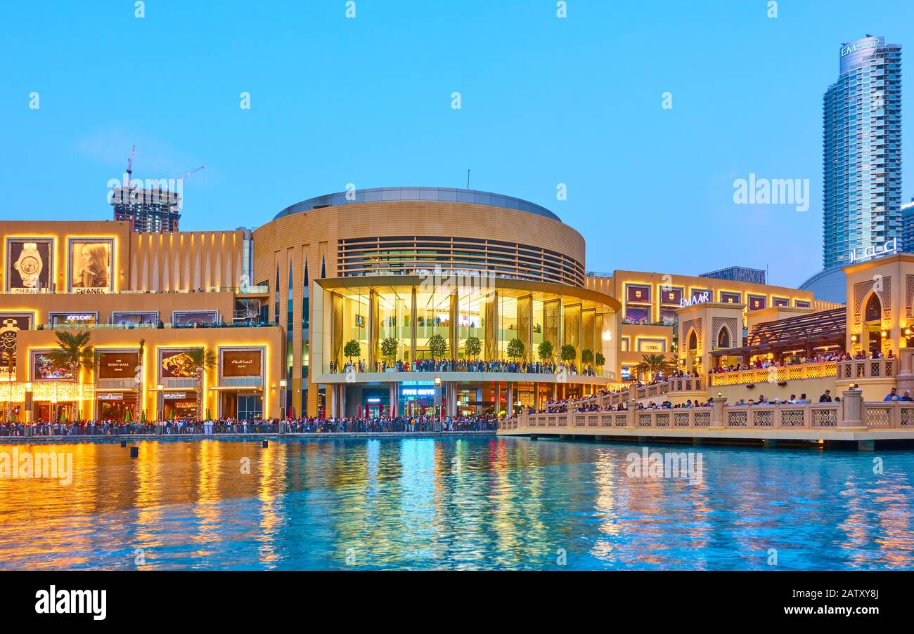 Dubaï, OAE - 01 février : le centre commercial de Dubaï au crépuscule Banque D'Images