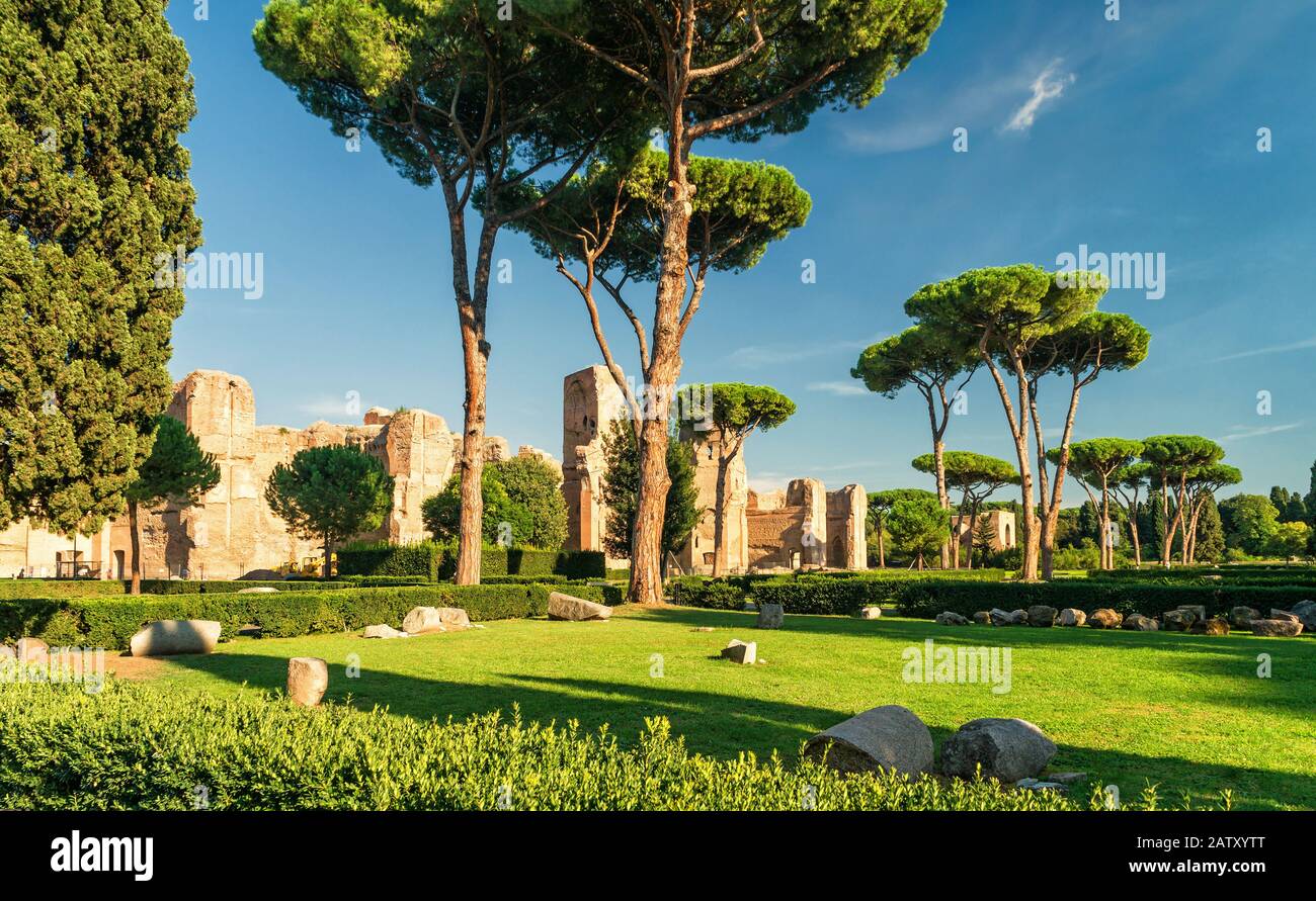 Les ruines des thermes de Caracalla, anciens bains publics romains, à Rome, Italie. Banque D'Images