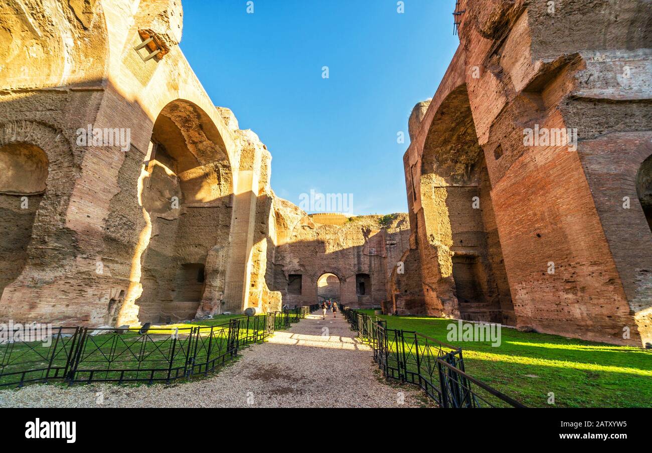 Les ruines des thermes de Caracalla, anciens bains publics romains, à Rome, Italie Banque D'Images