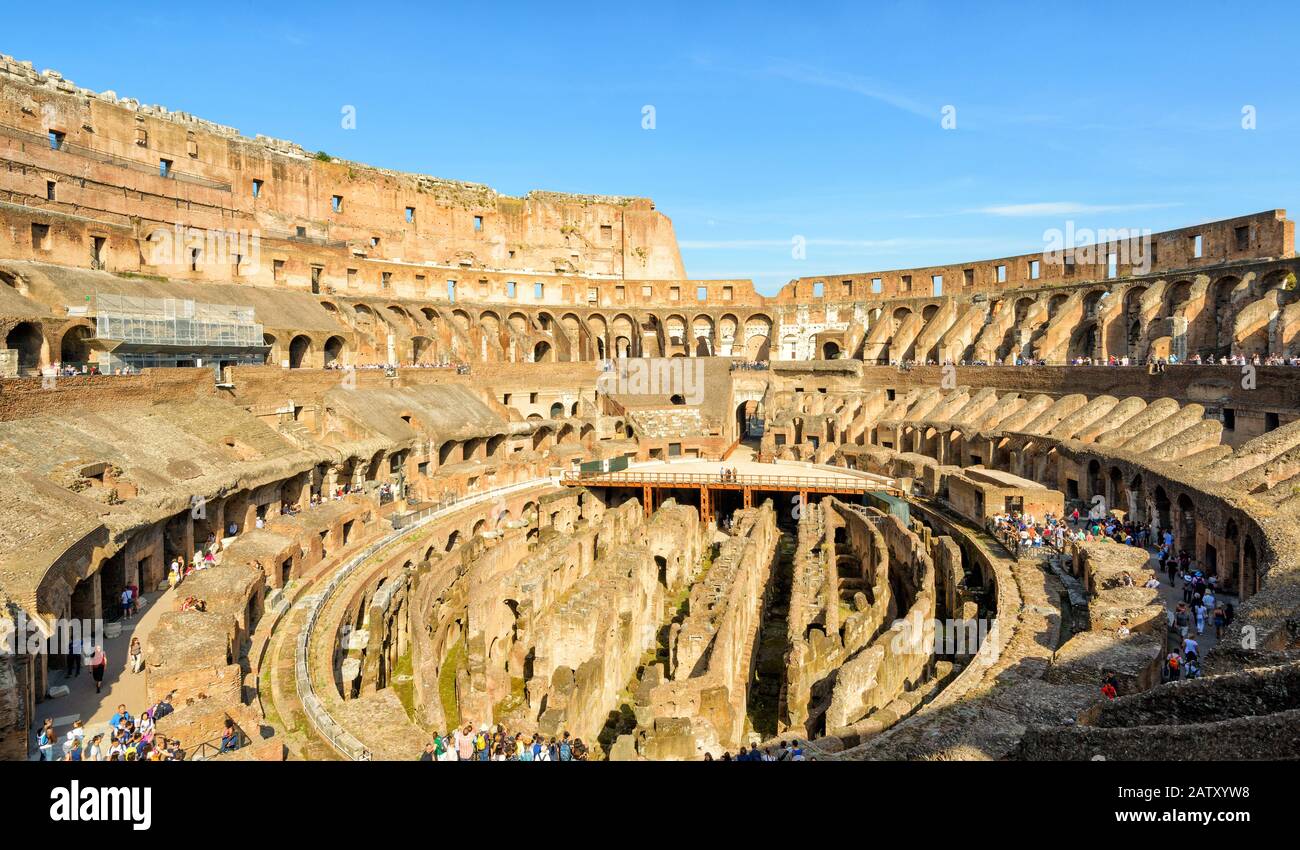 Rome - 1 MAI 2014 : à l'intérieur du Colisée (Colisée). Le Colisée est un monument important de l'antiquité et est l'une des principales attractions touristiques de Banque D'Images