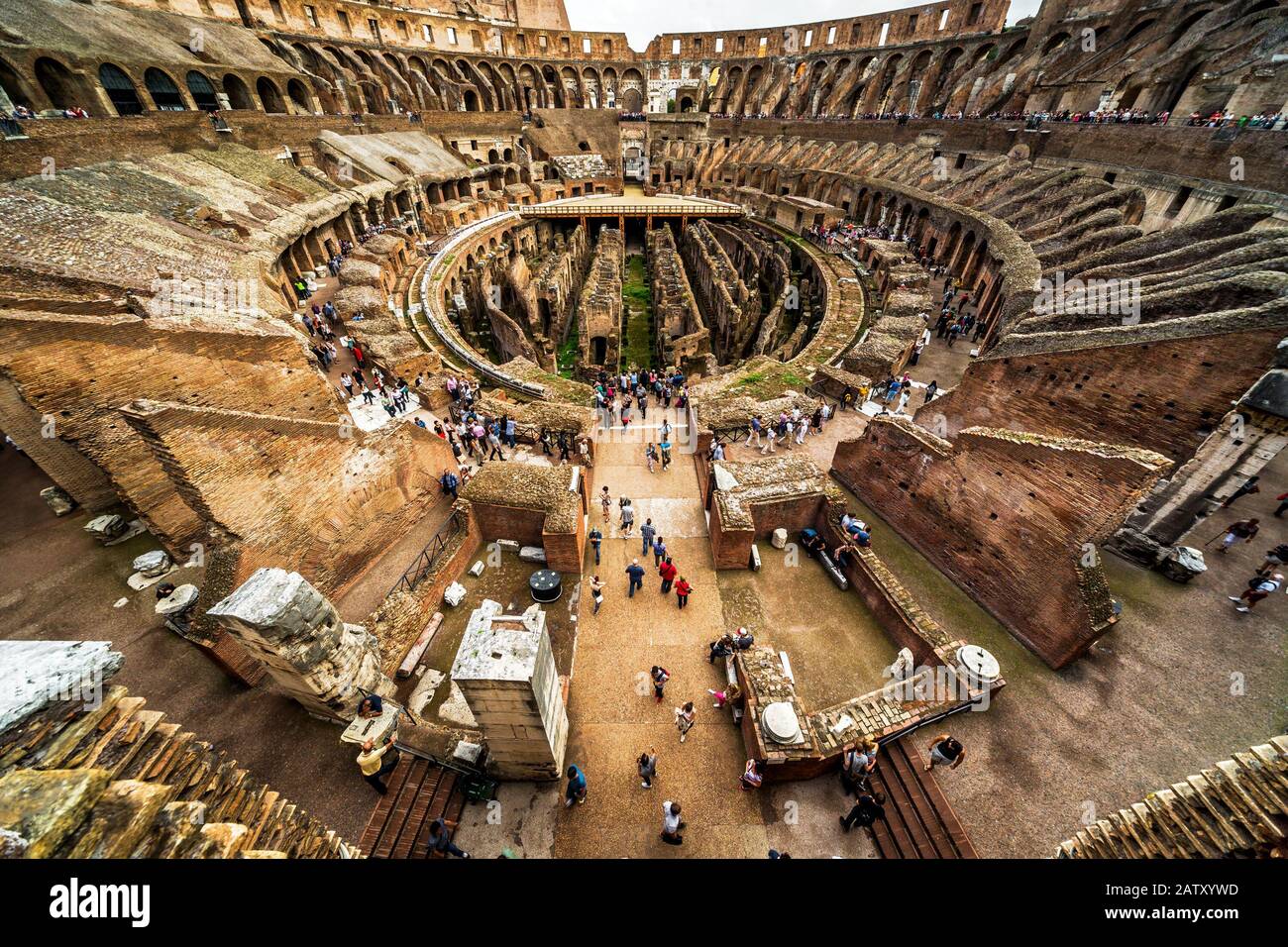 Rome - 10 MAI 2014 : à l'intérieur du Colisée (Colisée). Le Colisée est un monument important de l'antiquité et est l'une des principales attractions touristiques o Banque D'Images
