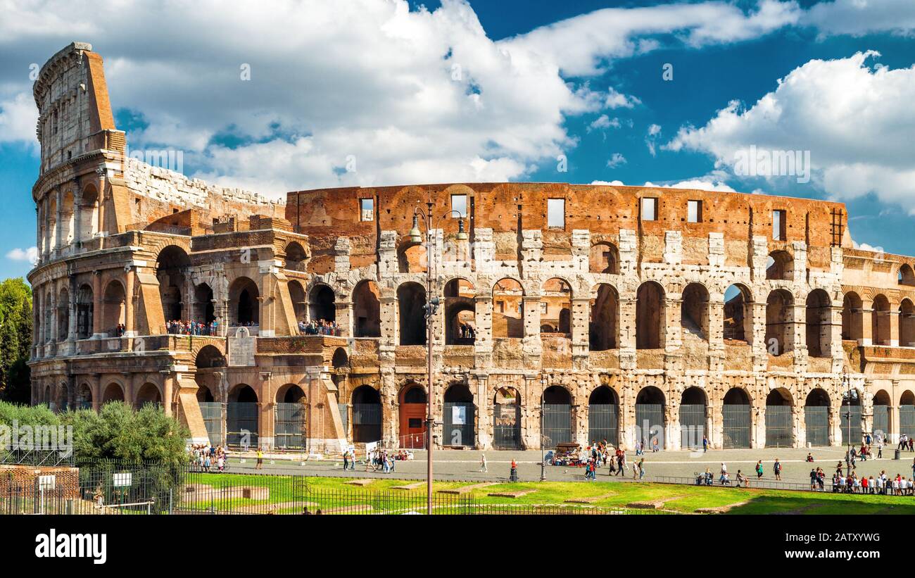 Colisée ou Colisée à Rome, Italie. Le Colisée est la principale attraction touristique de Rome. Colisée en plein soleil. Les touristes visitent le Colisée à summ Banque D'Images