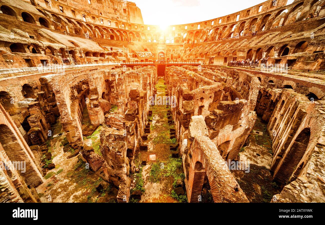 À l'intérieur du Colisée ou du Colisée en été, Rome, Italie. Le Colisée est la principale attraction touristique de Rome. Ruines de l'arène du Colisée. Vue panoramique Banque D'Images