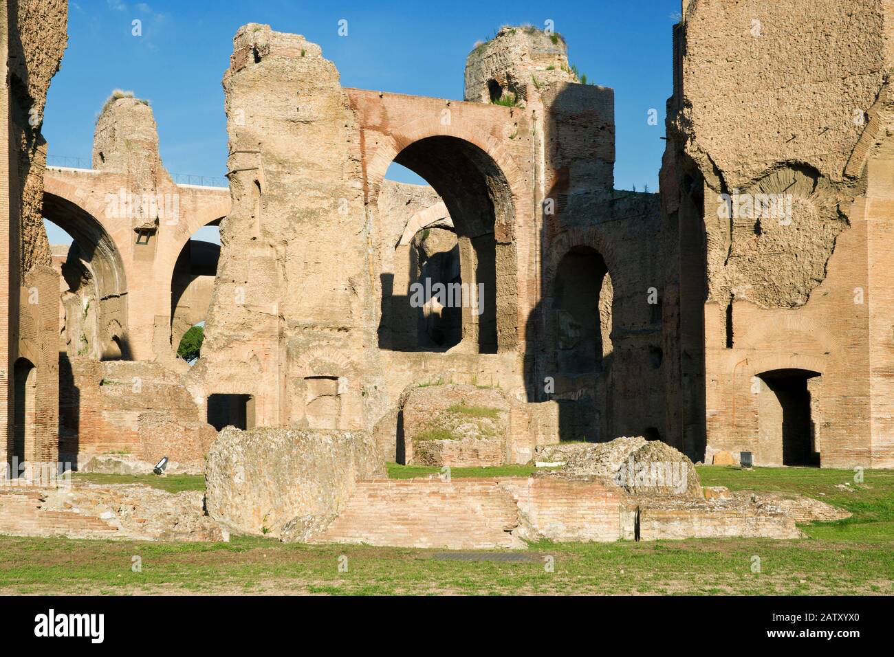 Les ruines des thermes de Caracalla, anciens bains publics romains, à Rome, Italie Banque D'Images
