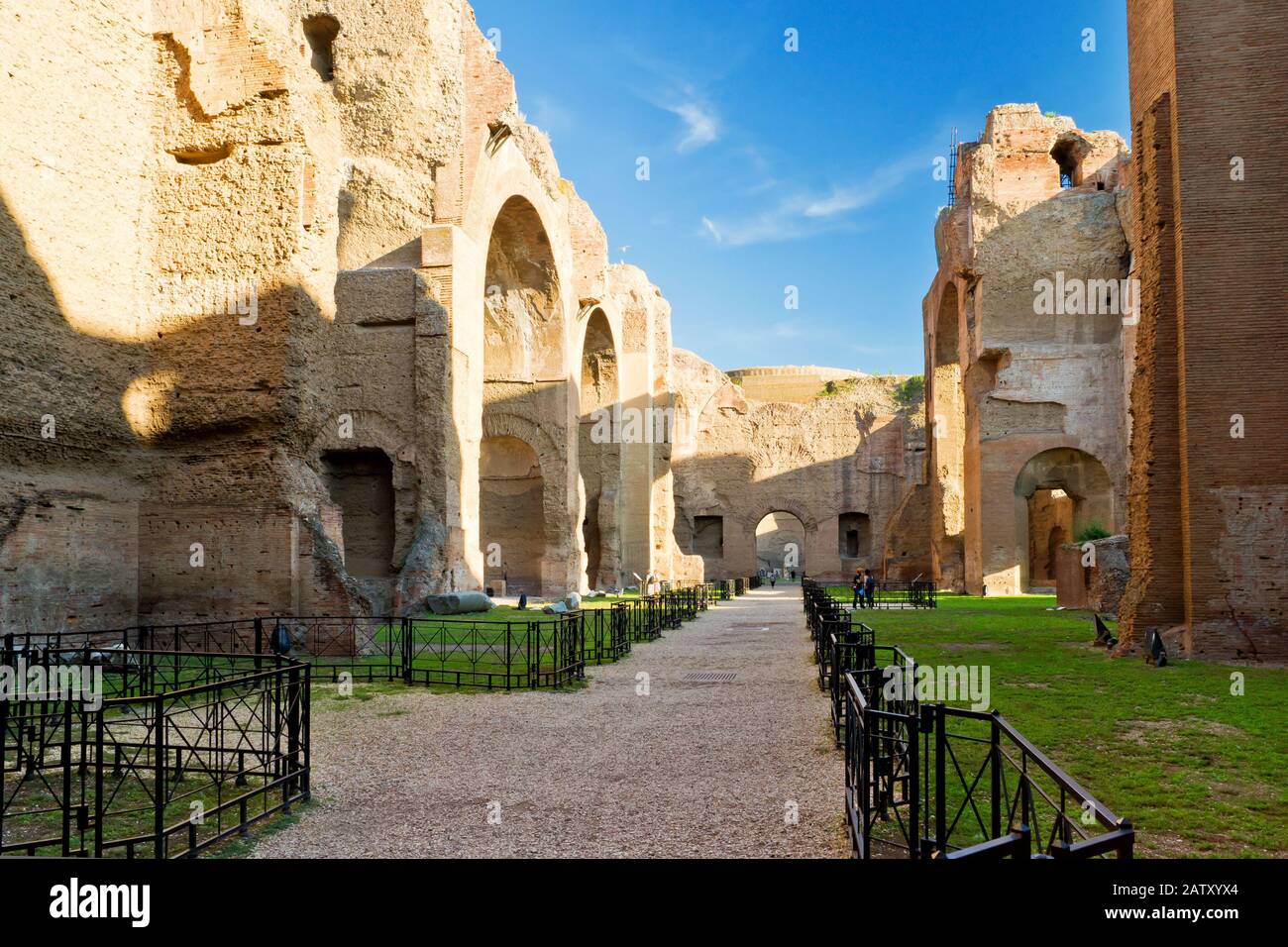 Les ruines des thermes de Caracalla, anciens bains publics romains, à Rome, Italie Banque D'Images