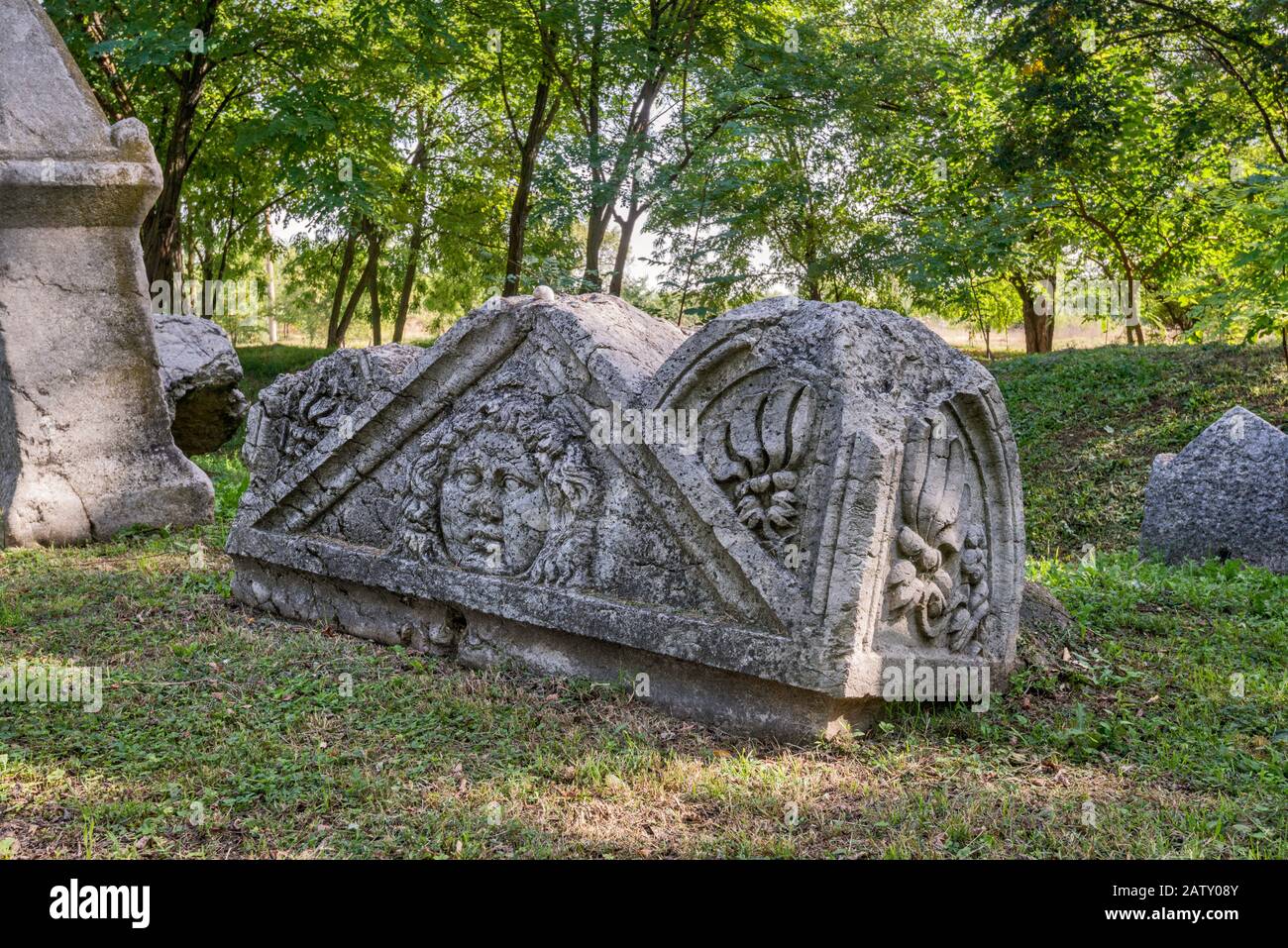 Pediment avec une image relief, monument grave, aux ruines de la ville romaine et byzantine de Nicopolis ad Istrum, près de Veliko Tarnovo, Bulgarie Banque D'Images