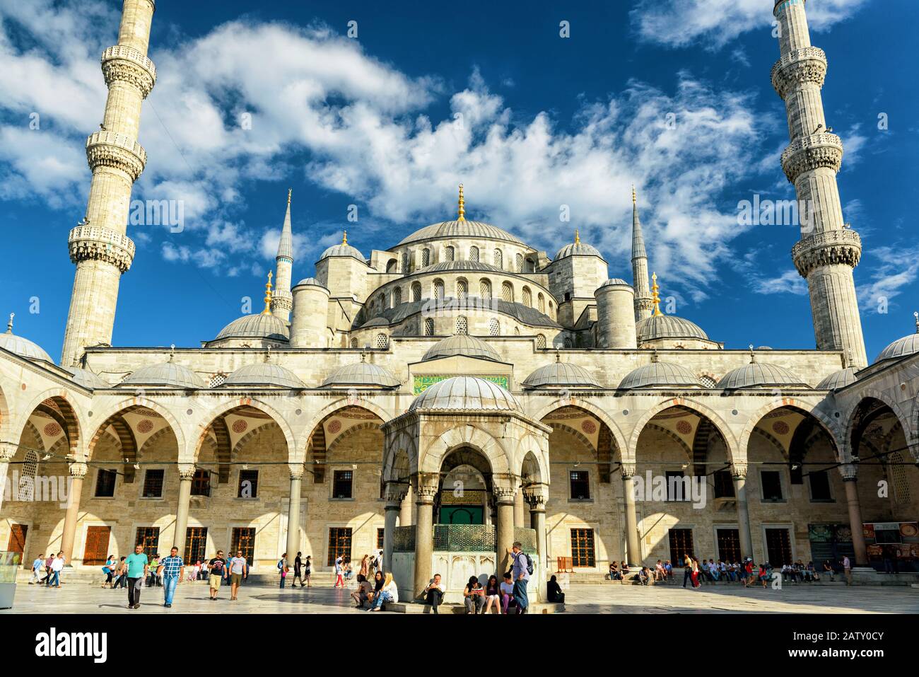 Istanbul - 26 MAI 2013 : la Mosquée bleue (Sultanahmet Camii). La Mosquée bleue est un monument historique et une magnifique mosquée. Banque D'Images