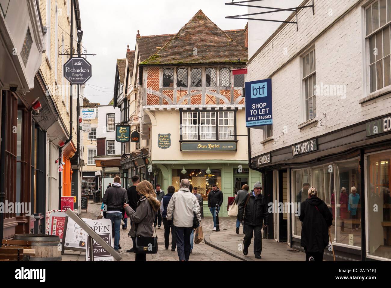 Sun Hotel,Boutiques,Shoppers,Sun Street,Canterbury,Kent,Angleterre Banque D'Images