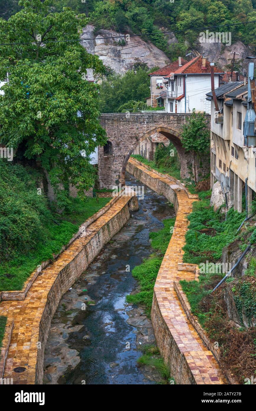 Pont de la période ottomane au début de la rivière Tabacka, à Kratovo, en Macédoine du Nord Banque D'Images