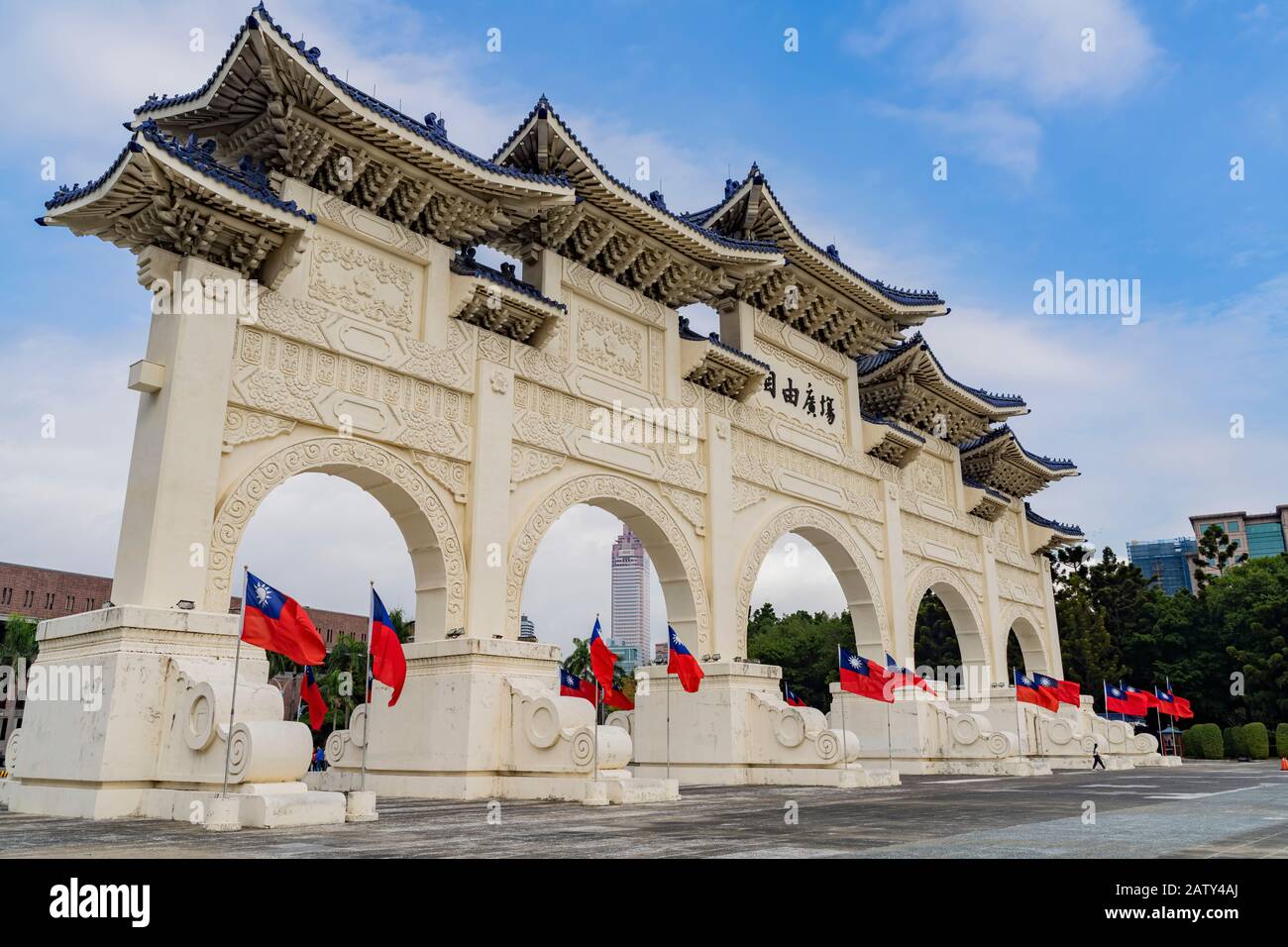 Vue ensoleillée du matin sur l'arche de la place de la liberté à Taipei, Taiwan Banque D'Images