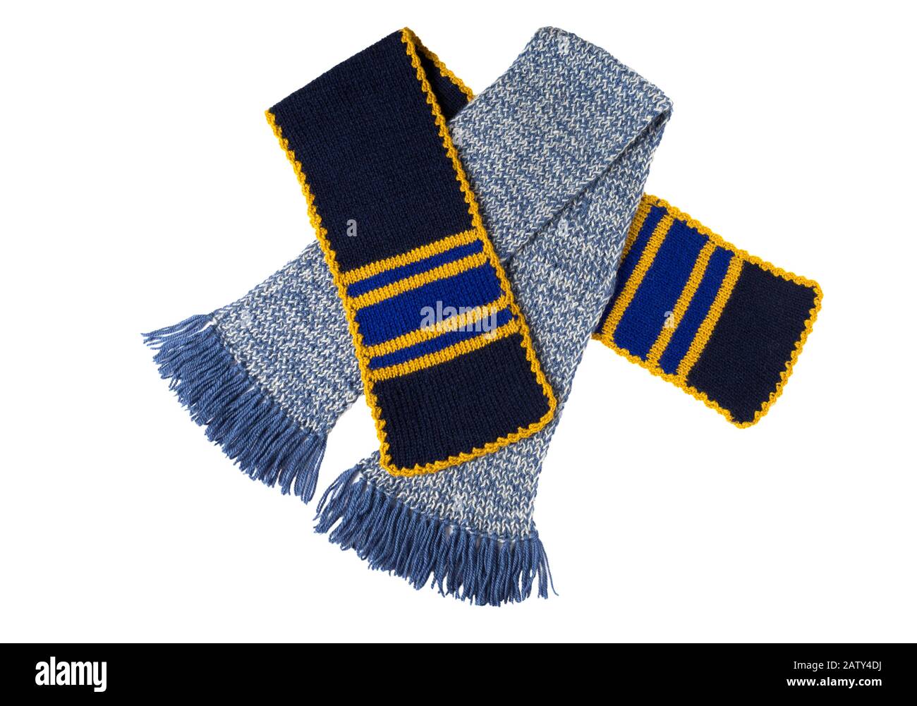 Écharpe tricotée à la main avec frange sur fond blanc. Écharpe en laine colorée. Banque D'Images