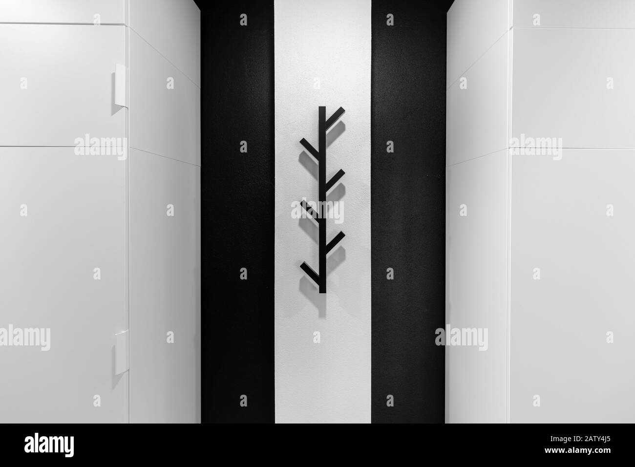 cintre noir en forme d'arbre sur un mur blanc Banque D'Images