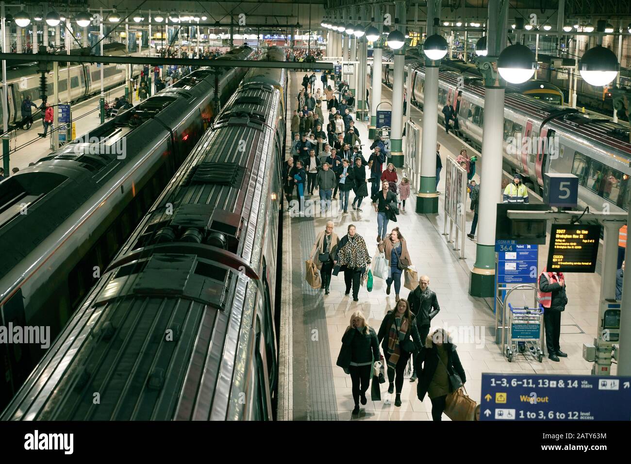 Manchester Piccadilly gare une plateforme animée 5 tandis que les voyageurs se déplacent autour du terminus Banque D'Images