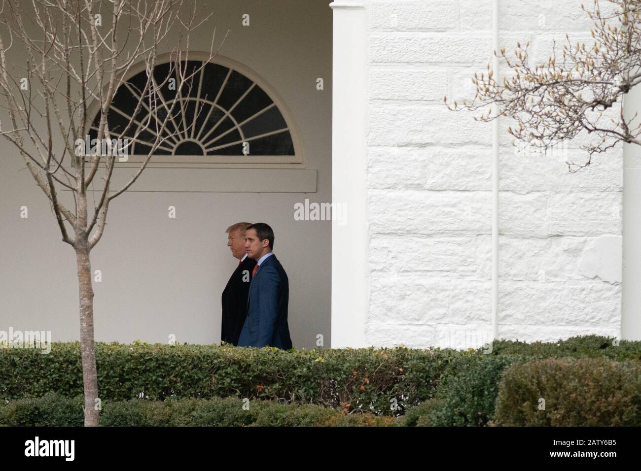 Washington, États-Unis. 05 février 2020. Le président américain Donald Trump accompagne le dirigeant vénézuélien de l'opposition Juan Guaido dans la West Wing Colonnade lorsqu'il arrive pour une réunion à la Maison Blanche à Washington, DC le mercredi 5 février 2020. Photo de Ken Cedeno/UPI crédit: UPI/Alay Live News Banque D'Images