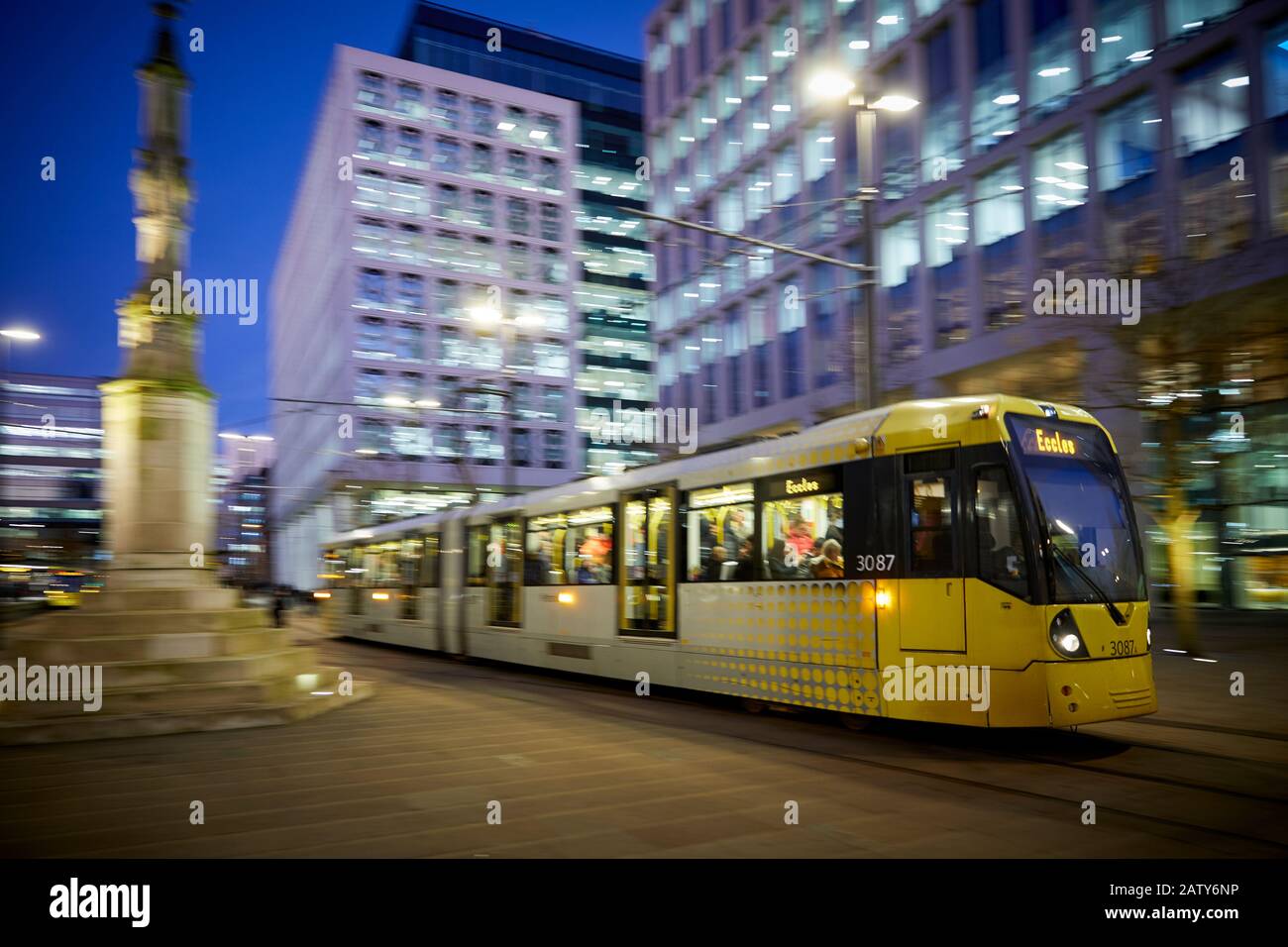 Le centre-ville de Manchester Peters Square Metrolink s'arrête au croisement en passant par la croix historique en pierre Banque D'Images