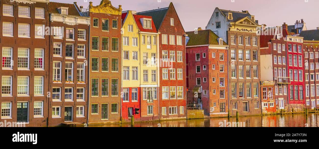 Amsterdam, Pays-Bas maisons anciennes traditionnelles néerlandaises, réflexion et vue sur le canal en Hollande, bannière panoramique Banque D'Images