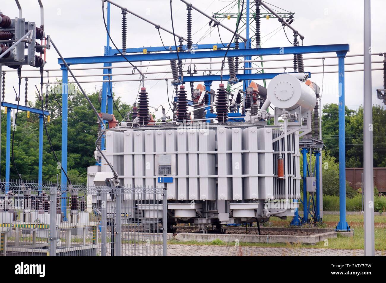 Sous-station d'alimentation dans laquelle l'électricité est distribuée à différents niveaux de tension. Poste de transformateur. Banque D'Images