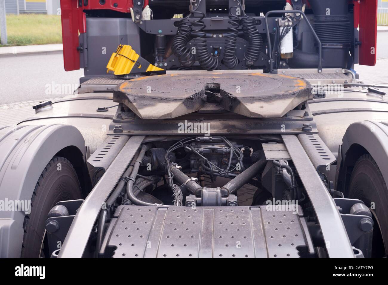 Vue de la partie arrière du chariot à 18 roues. Les accouplements de cinquième roue visibles sont montés sur un tracteur pour le connecter à la remorque. Banque D'Images