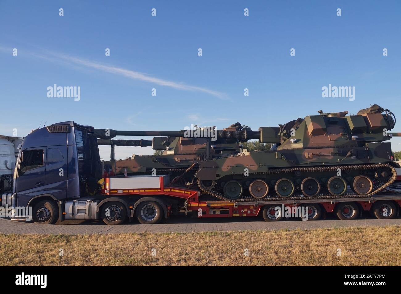 Un howitzer sur le châssis du réservoir. Transport routier atypique et hors norme. Banque D'Images