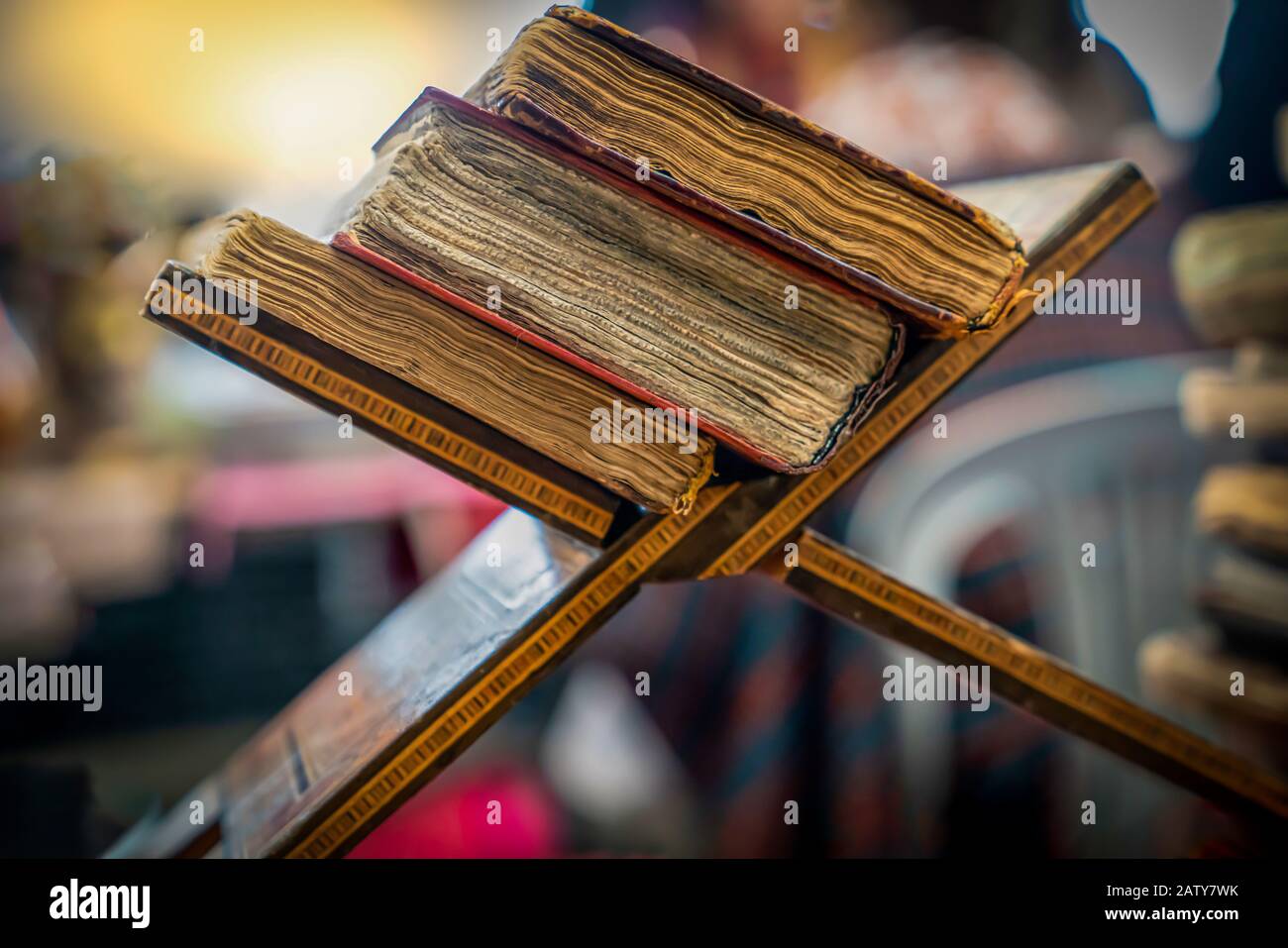 Vieux livres dans un marché aux puces à vendre, point sélectif. Banque D'Images