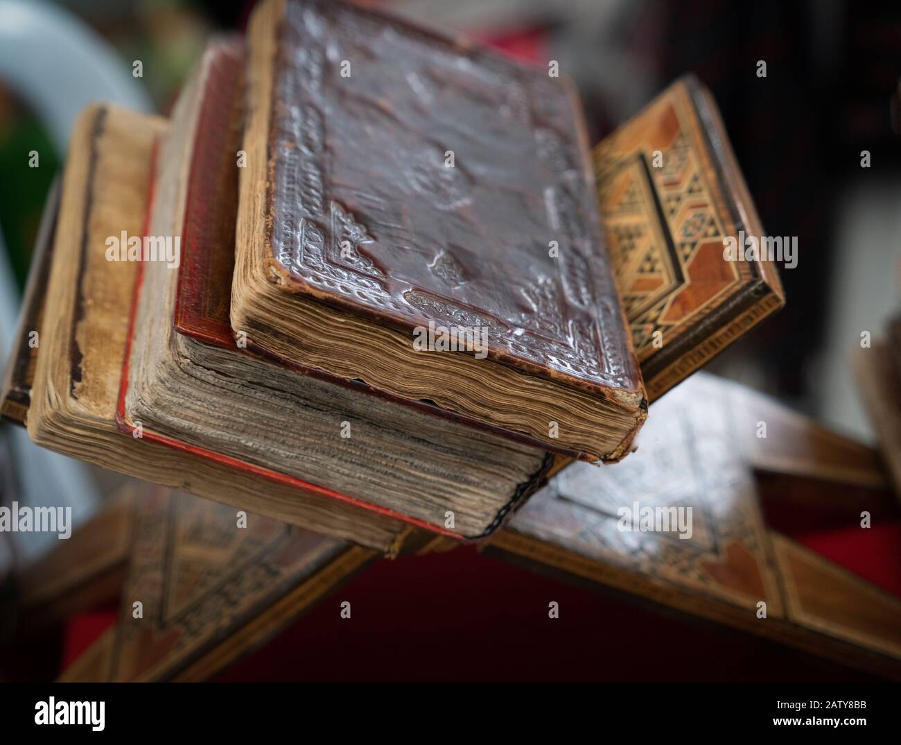 Vieux livres dans un marché aux puces à vendre, point sélectif. Banque D'Images
