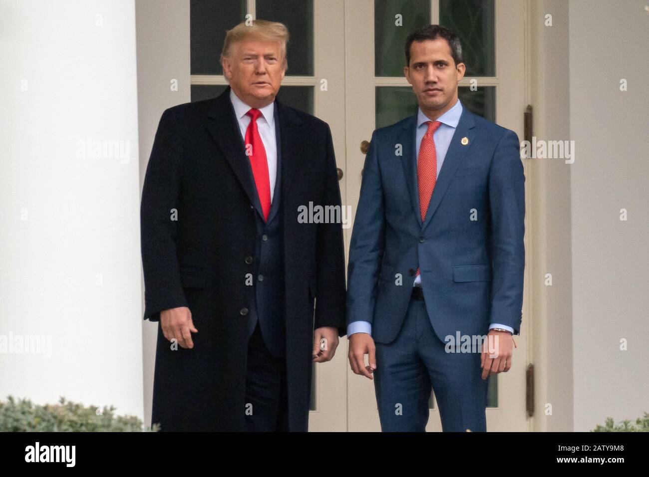 Washington, États-Unis. 05 février 2020. Le président américain Donald Trump s'arrête avec le leader vénézuélien de l'opposition Juan Guaido tout en descendant la colonnade à la Maison Blanche à Washington, DC, le mercredi 5 février 2020. Photo de Ken Cedeno/UPI crédit: UPI/Alay Live News Banque D'Images