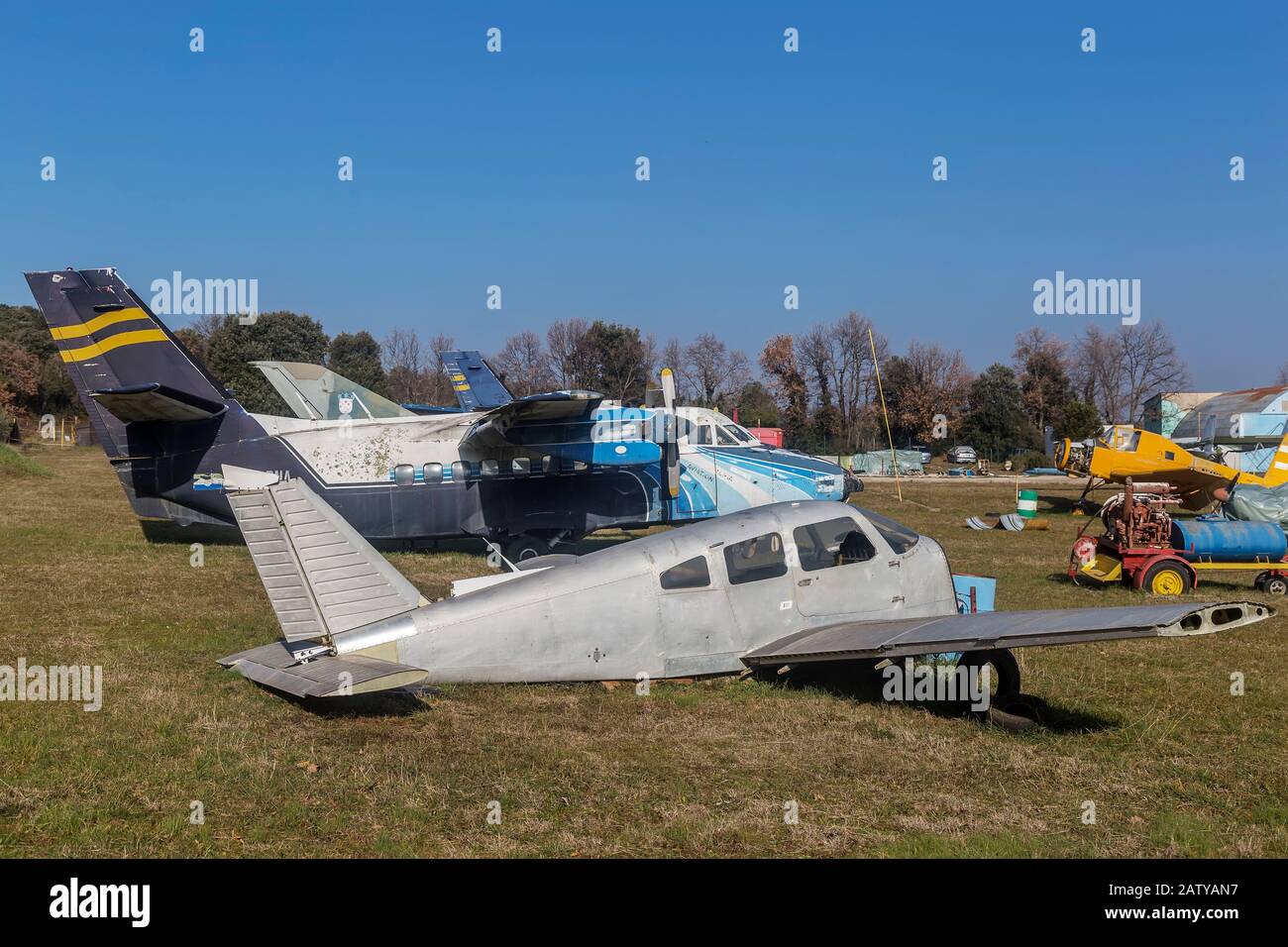 Vrsar, CROATIE - 29 JANVIER 2020: Au premier plan Piper PA-28-181 Archer II et Laisser le L-410 UVP Turbolet exibised à Aeropark Vrsar, Istrie, Croatie Banque D'Images