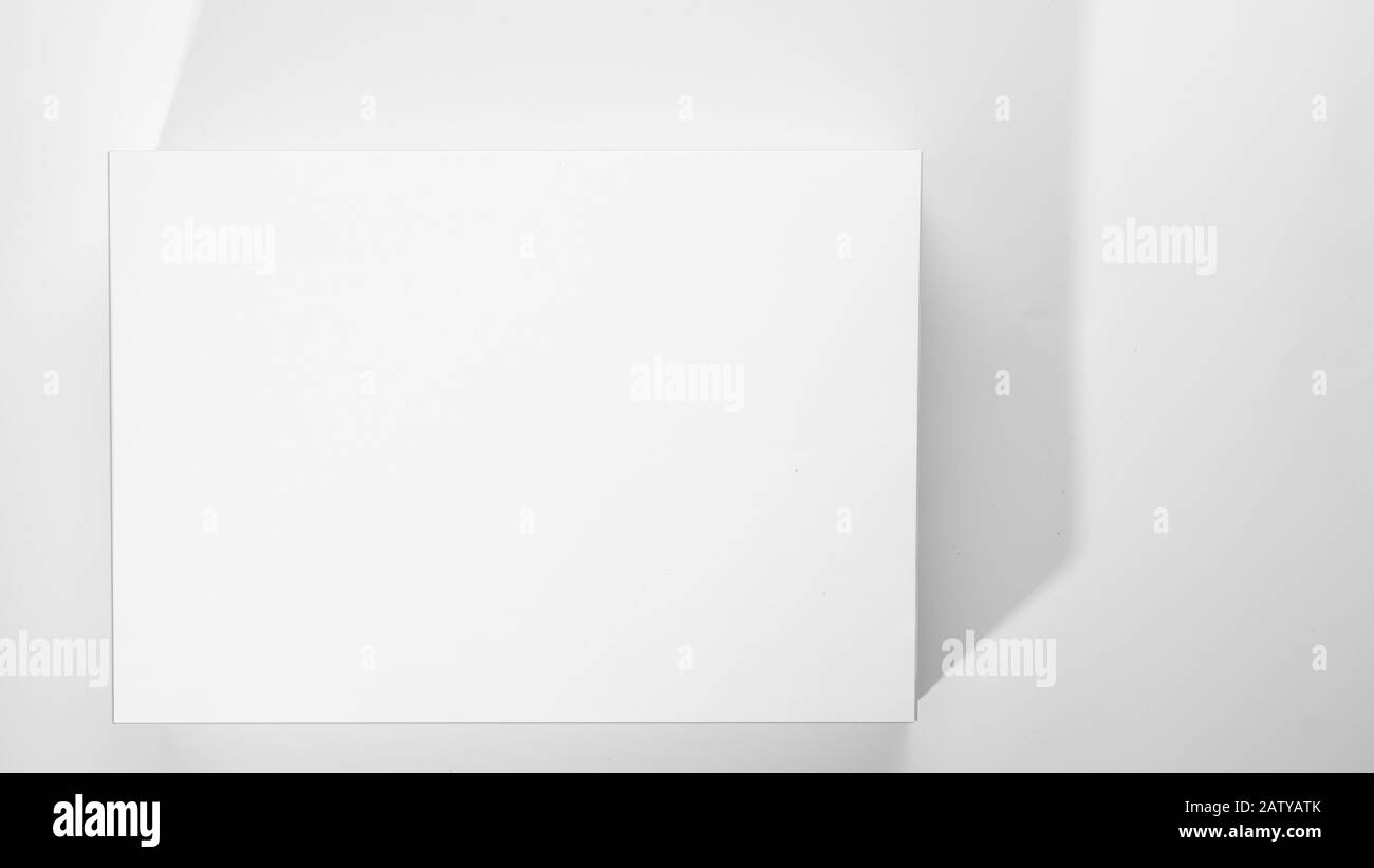 Pile de papier blanc de bureau sur fond clair, vue de dessus, place pour le texte. Banque D'Images