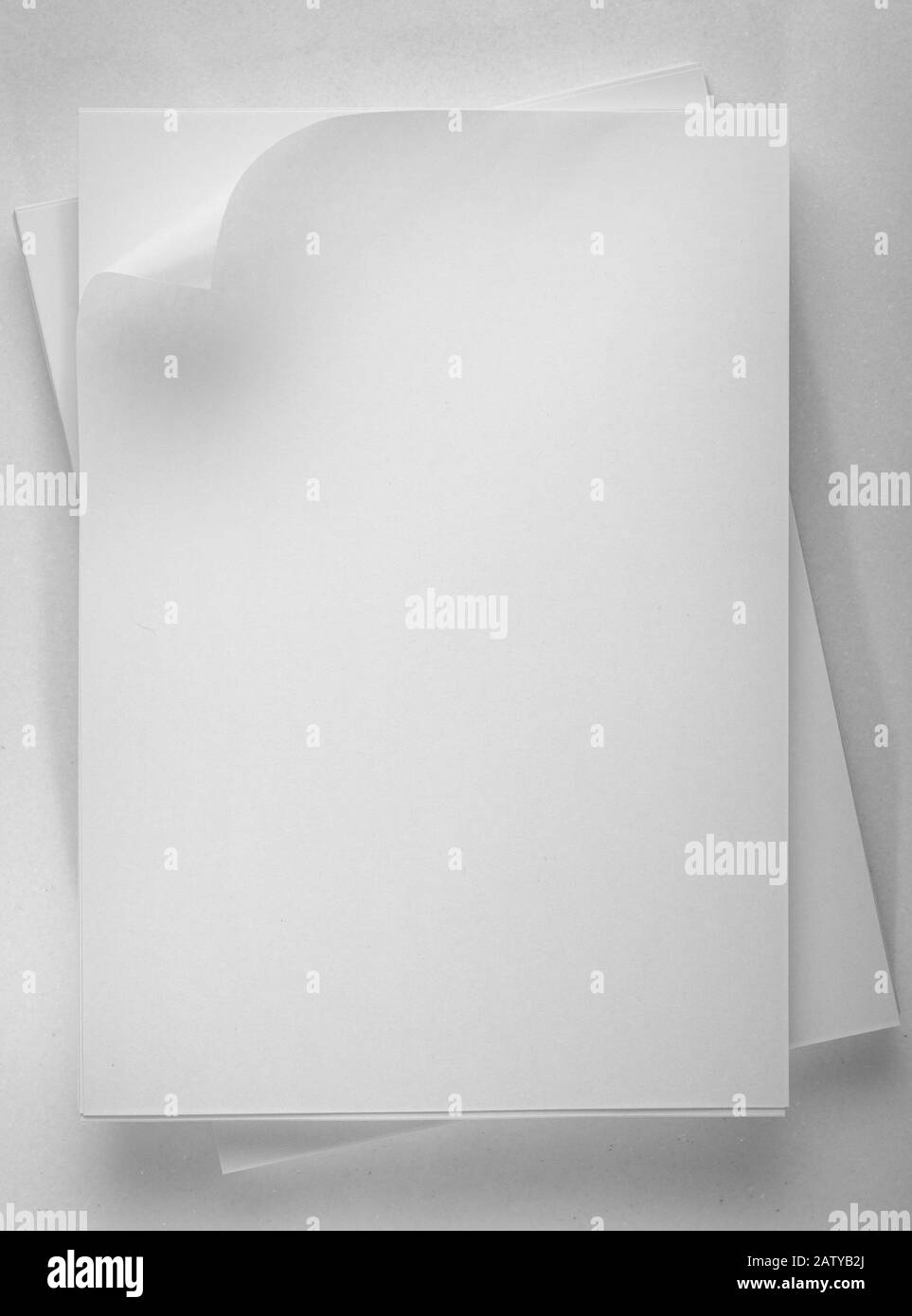 Pile de papier blanc de bureau sur fond clair, vue de dessus, place pour le texte. Banque D'Images