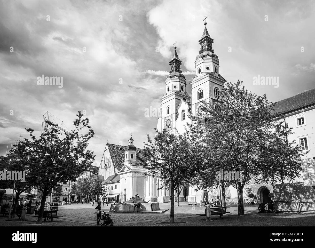 La Belle Cathédrale De Santa Maria Assunta Et San Cassiano À Bressanone. Brixen / Bressanone est une ville du Tyrol du Sud dans le nord de l'Italie. Image i Banque D'Images