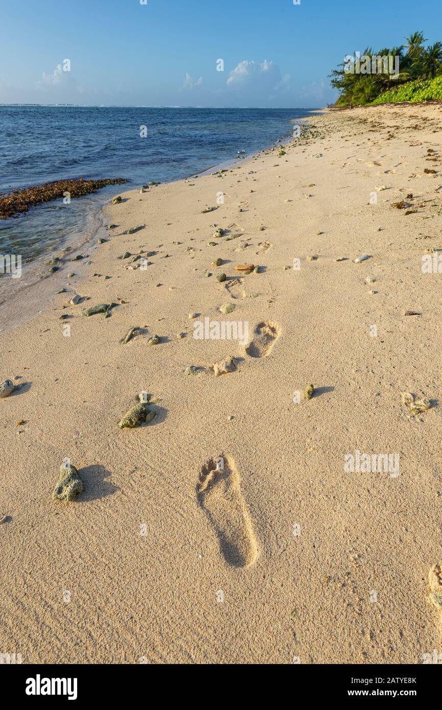 Empreintes sur la plage de sable, île Grand Cayman Banque D'Images