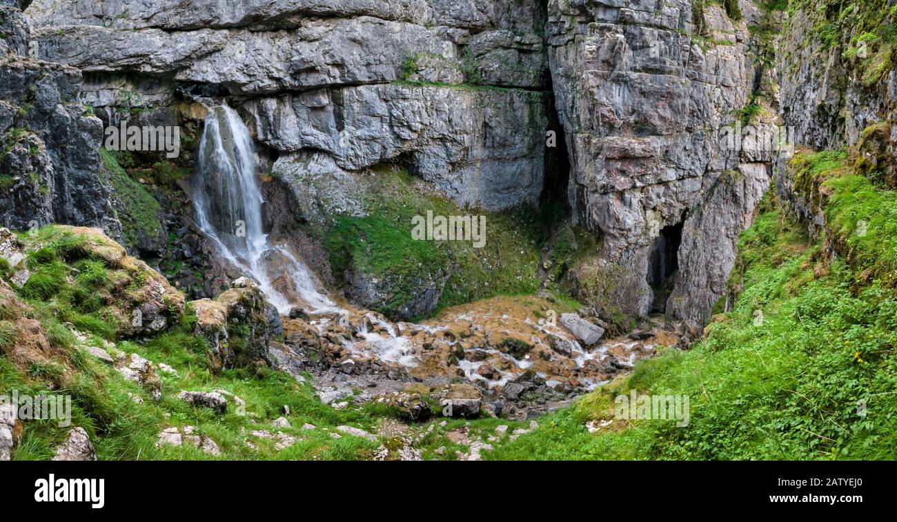 Vue panoramique sur la chute d'eau de haut niveau dans la gorge à Gordale Cicatrice, parc national Yorkshire Dales Banque D'Images