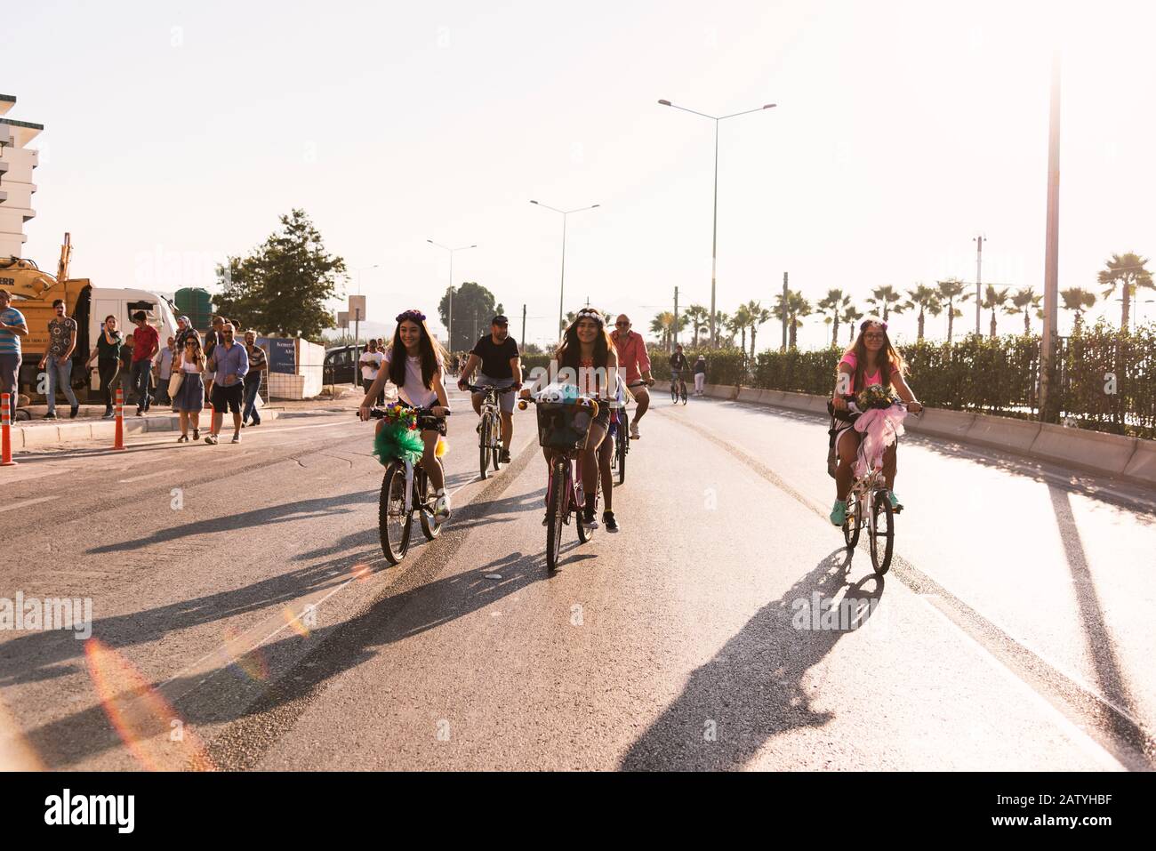 Izmir, Turquie - 23 septembre 2018: Les gens qui font du vélo avec des balons et des trucs fantaisie à Izmir et le jour de la tournée en vélo de Fancy Woman. Banque D'Images