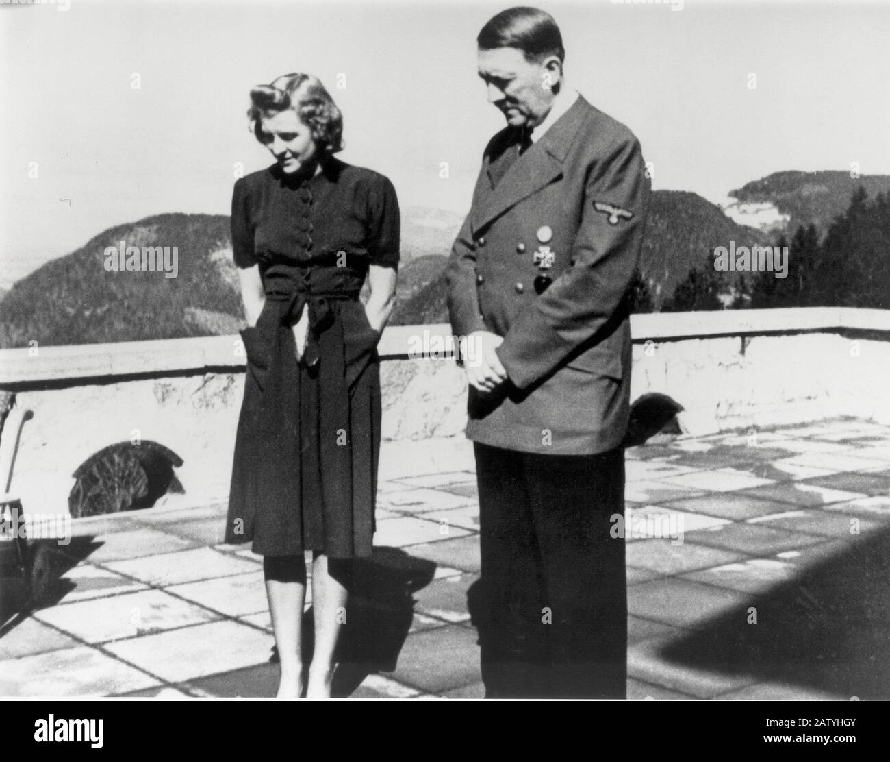 1940 c , Berchetesgaden , Alpes , BAVIERA , ALLEMAGNE : ADOLF HITLER (Braunau am Inn 1889 - Berlin 1945 ) avec son amant EVA BRAUN ( Munchen 1912 Banque D'Images