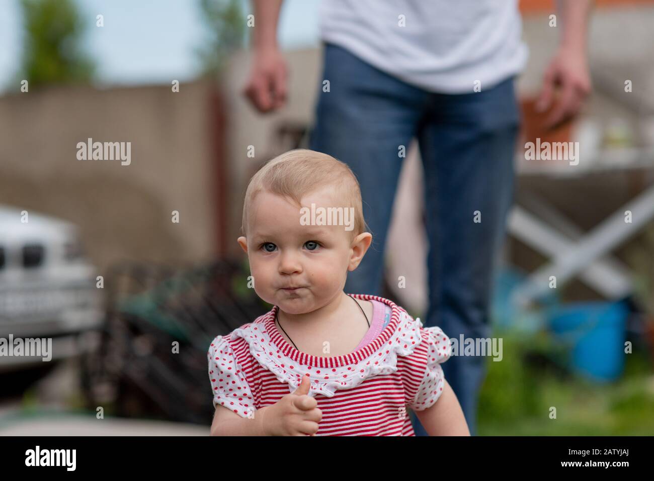 Petite Fille De Bebe De 1 An Va Le Pere Marche Avec L Enfant A Travers L Herbe Verte Bebe Apprend A Marcher Avec Le Soutien D Un Parent 1 An Photo Stock Alamy