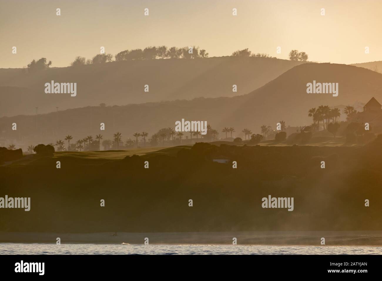 Coucher de soleil Misty sur les terrains de golf d'Alcaidesa sur la Costa del sol espagnole Banque D'Images