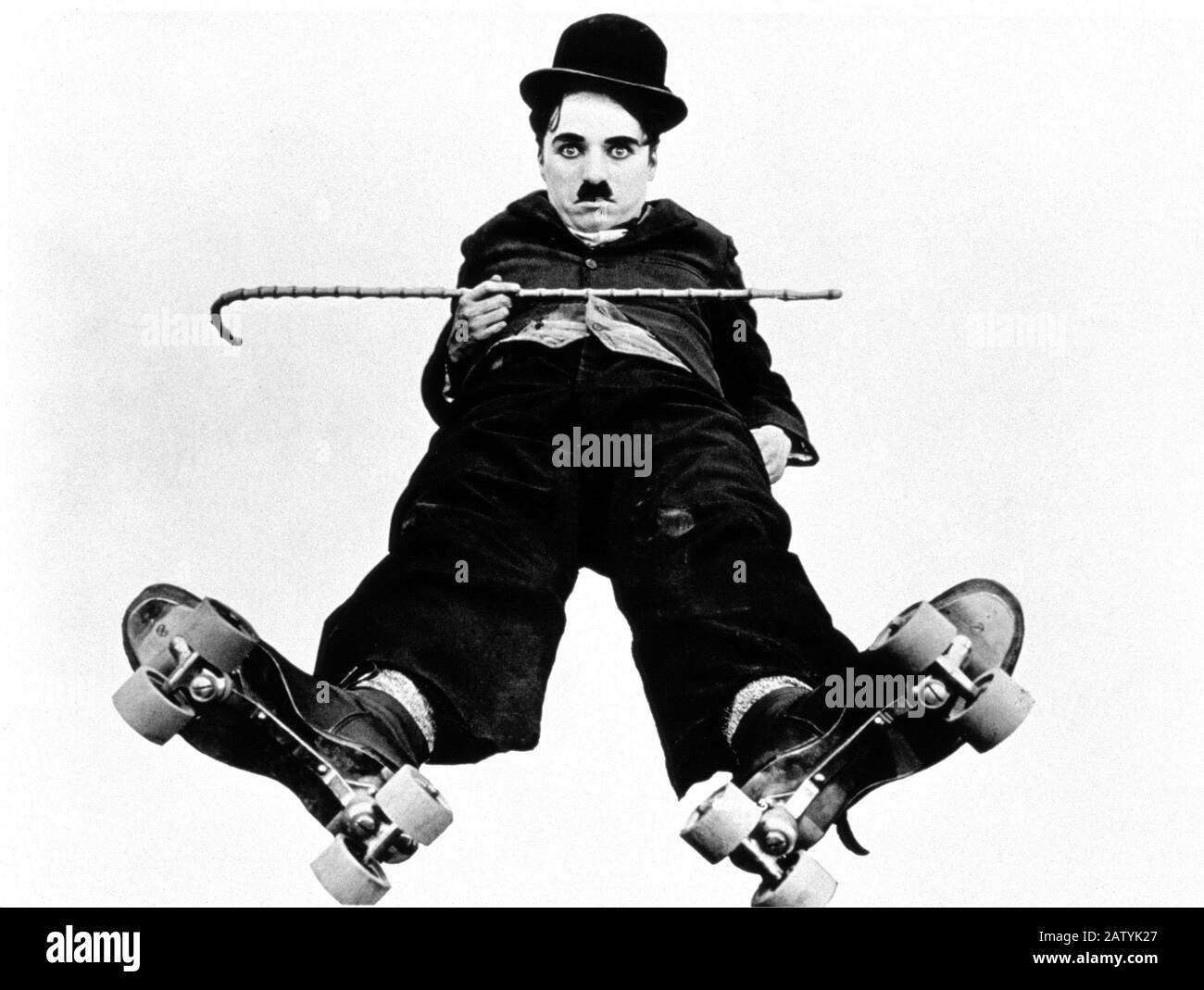 CHARLES CHAPLIN ( 1889 - 1977 ) dans LA PATINOIRE ( Charlot al pattinaggio ) , acteur et réalisateur - pattini a rotelle - schettini - skates - roll Banque D'Images