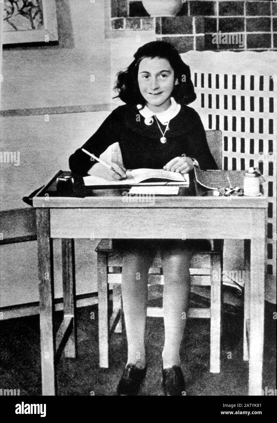 La jeune écrivaine JUIVE allemande ANNE FRANK ( Frankfort on Meine 1929 - Bergen Belsen lager camp 1945 ) , auteur du journal ' pubblies en 1946 Banque D'Images