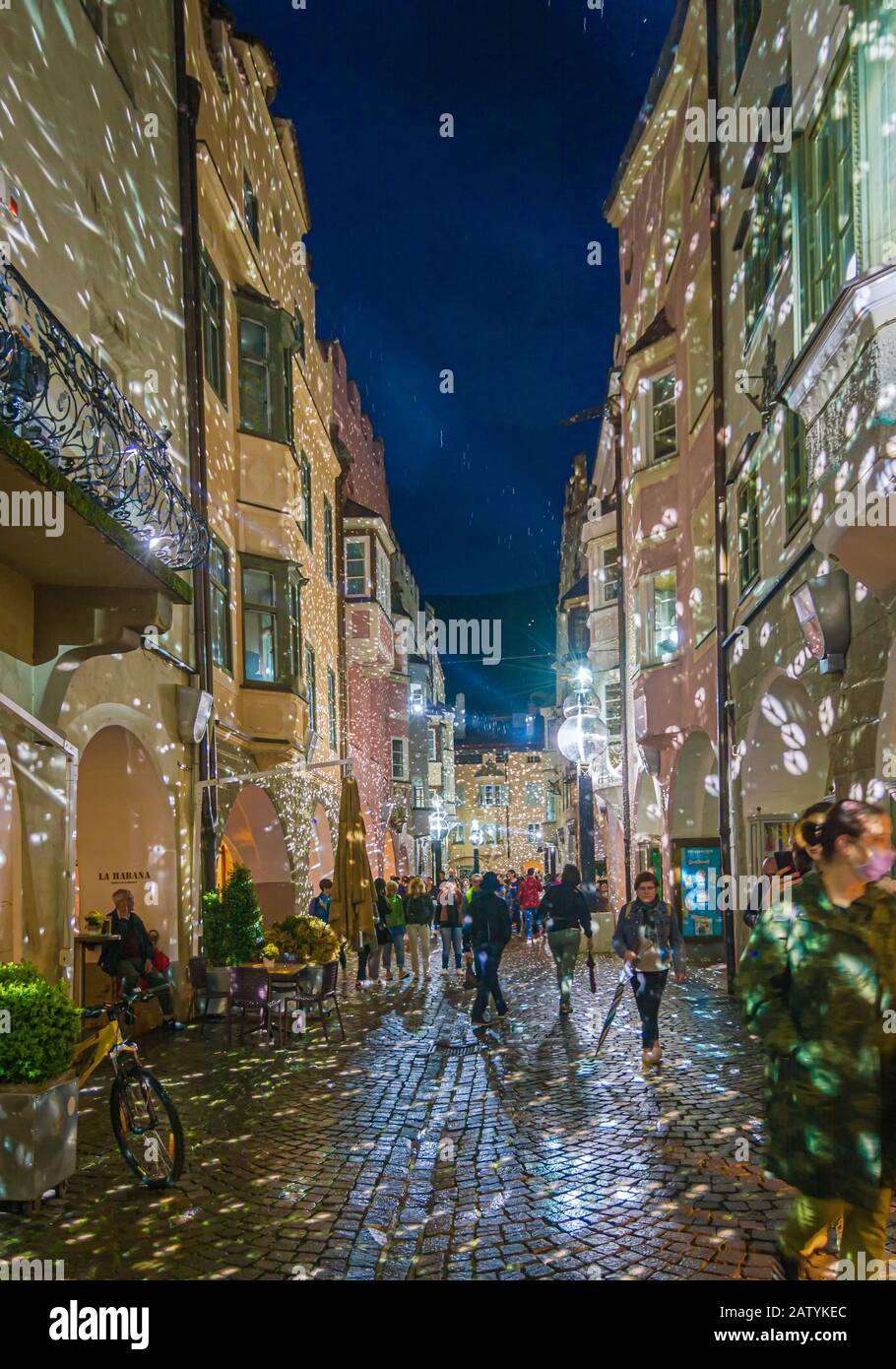 Festival de l'eau et de la lumière dans le centre historique de la ville de Bressanone dans le Tyrol du Sud - Italie - fontaines colorées et effets de lumière sur le fac Banque D'Images