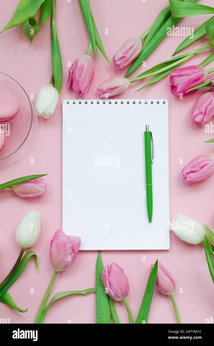 Bloc-notes avec liste de souhaits pour les plans futurs. Composition plat avec fleurs, bloc-notes, une tasse de café et des bonbons Banque D'Images