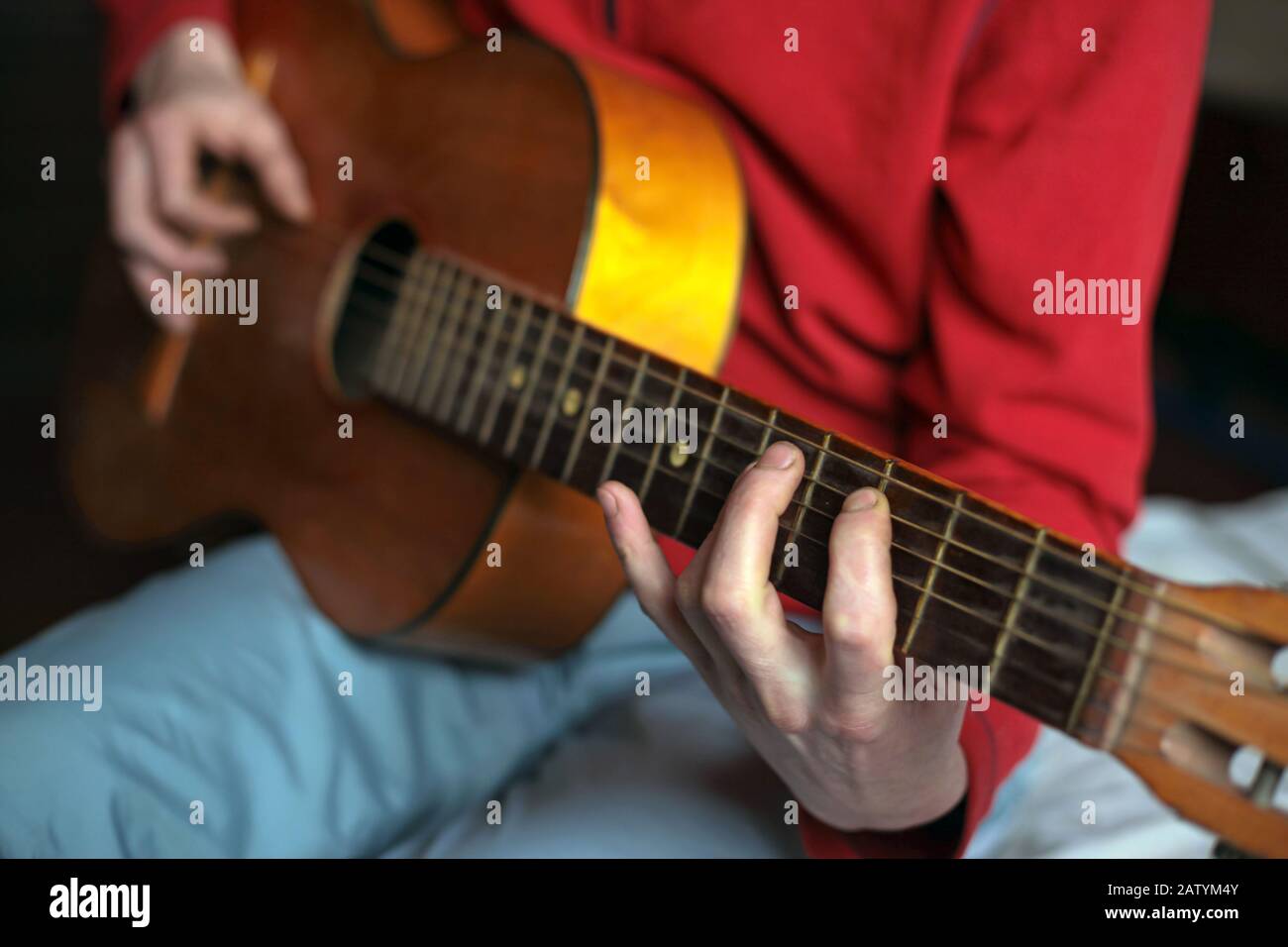 guitariste virtuose jouant sa guitare acoustique Photo Stock - Alamy