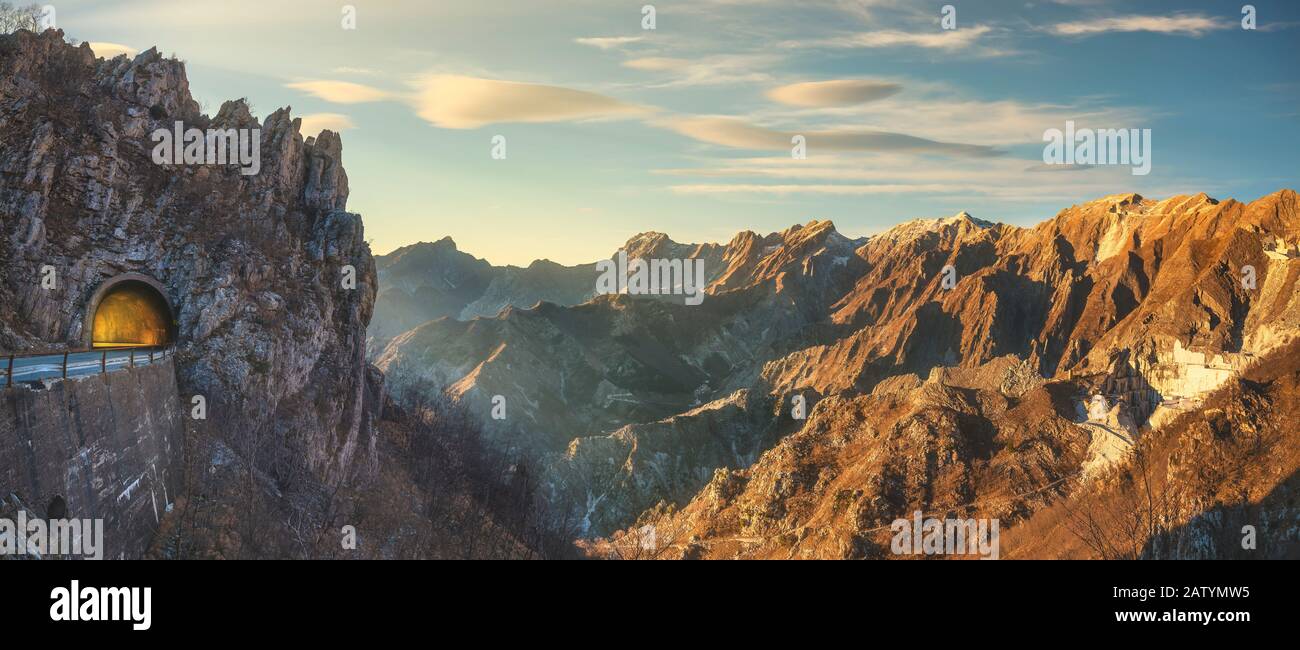 Passage de la route de montagne Alpi Apuane et vue sur le tunnel au coucher du soleil. Lieu du film à Carrara, Toscane, Italie. Europe. Banque D'Images