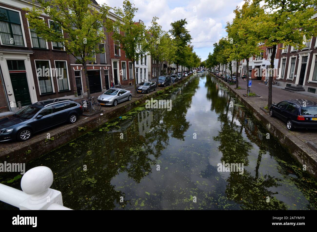 Delft, pays-bas, août 2019. Les canaux jolis et romantiques, plus petits qu'à Amsterdam. Les plantes aquatiques créent un tapis vert, les ponts Banque D'Images