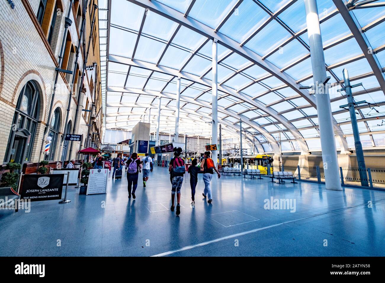 Passagers voyageant dans les trains et dans les gares Banque D'Images