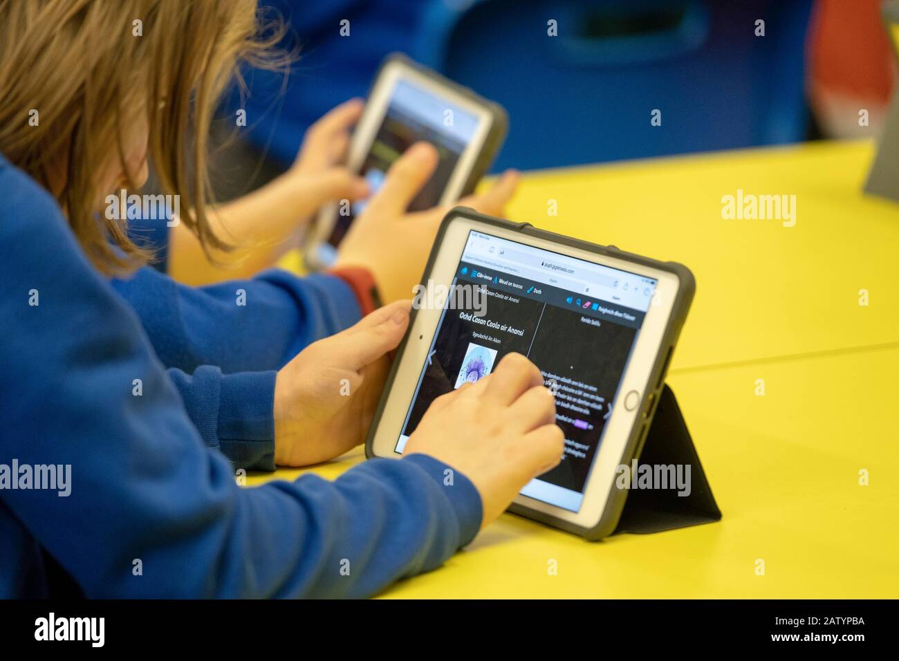 École primaire apprentissage des enfants en ligne Banque D'Images