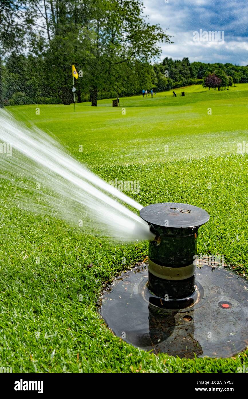 Système d'irrigation sur le terrain de golf Banque D'Images
