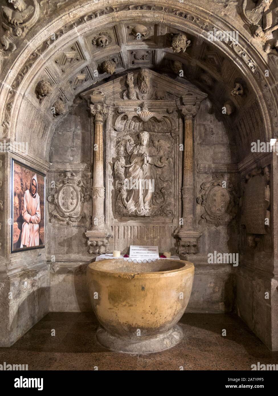 Pila bautismal donde fue bautizado San Rafael Arnaiz. Iglesia De Santa  Águeda. Burgos. Castille León. España Photo Stock - Alamy