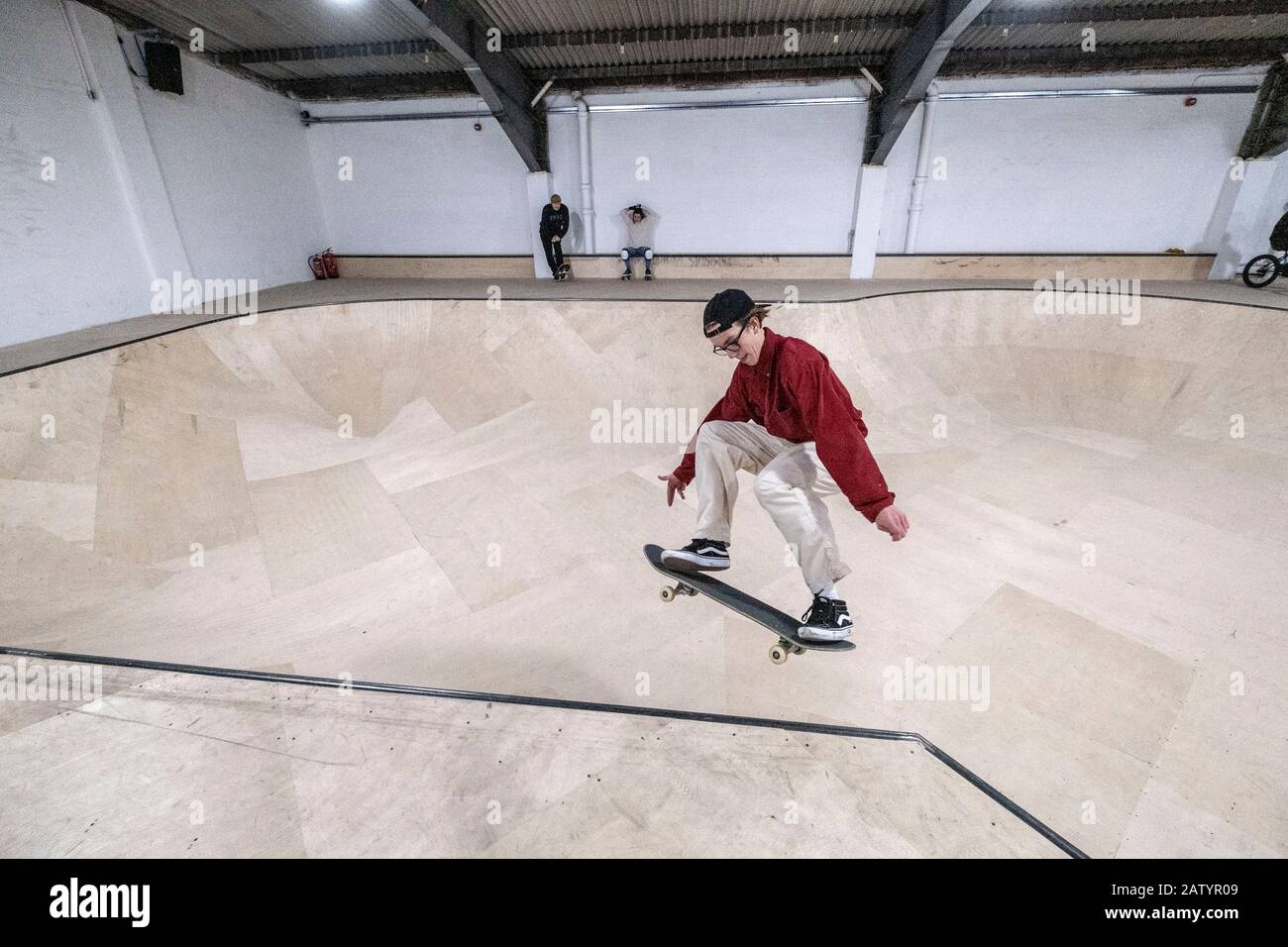 skateboarders et motards bmx dans un parc à roulettes Banque D'Images