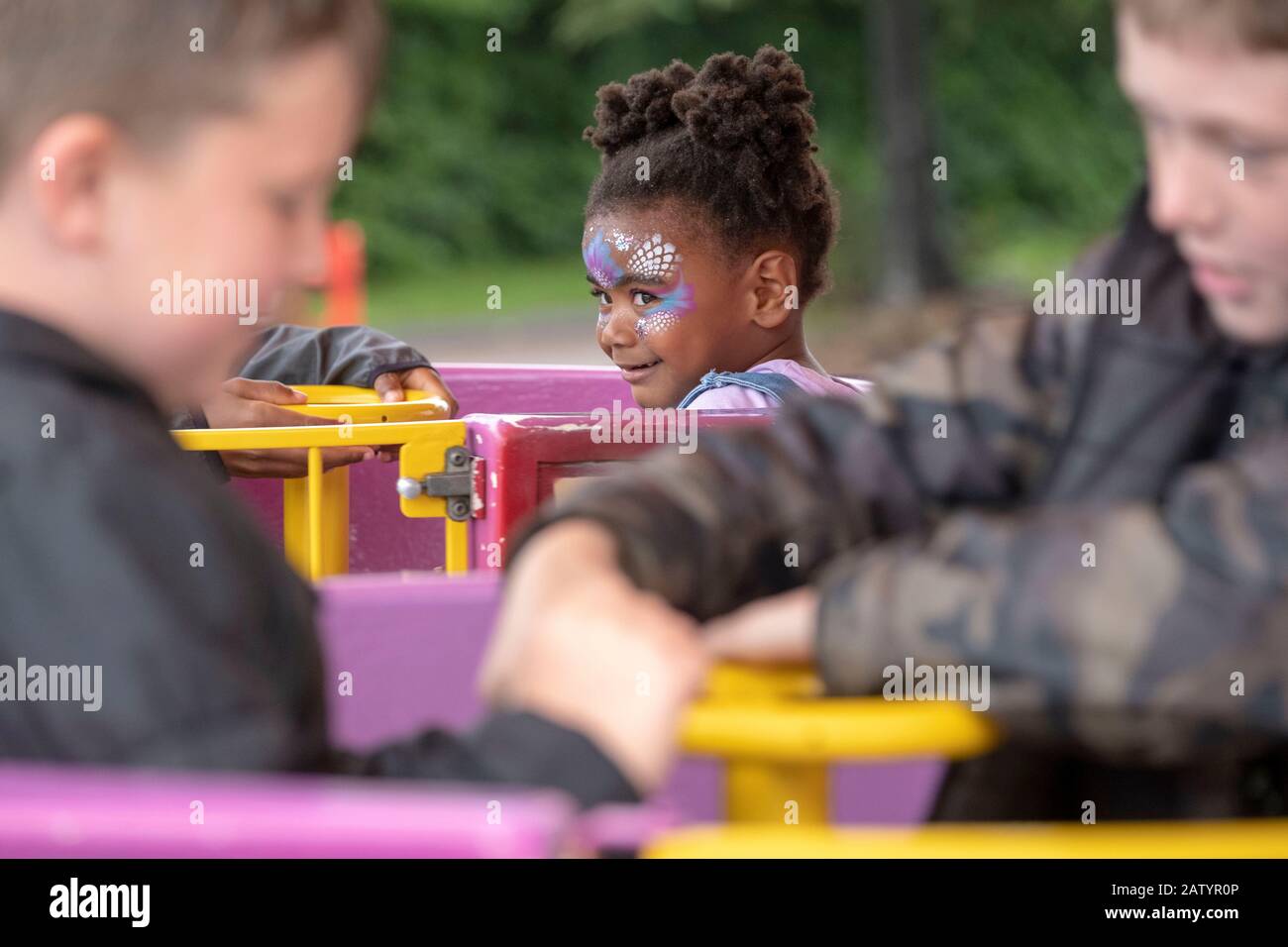 Les enfants jouer dehors Banque D'Images