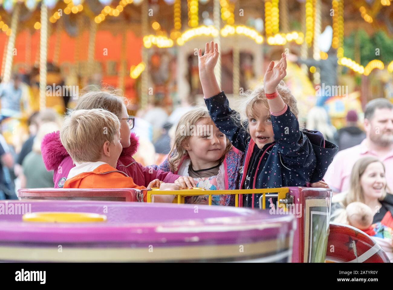 Les enfants jouer dehors Banque D'Images